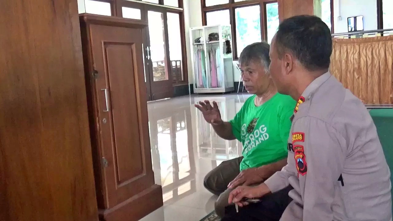 Polisi saat memeriksan TKP pembobolan kotak amal di Masjid daerah Mertoyudan Magelang