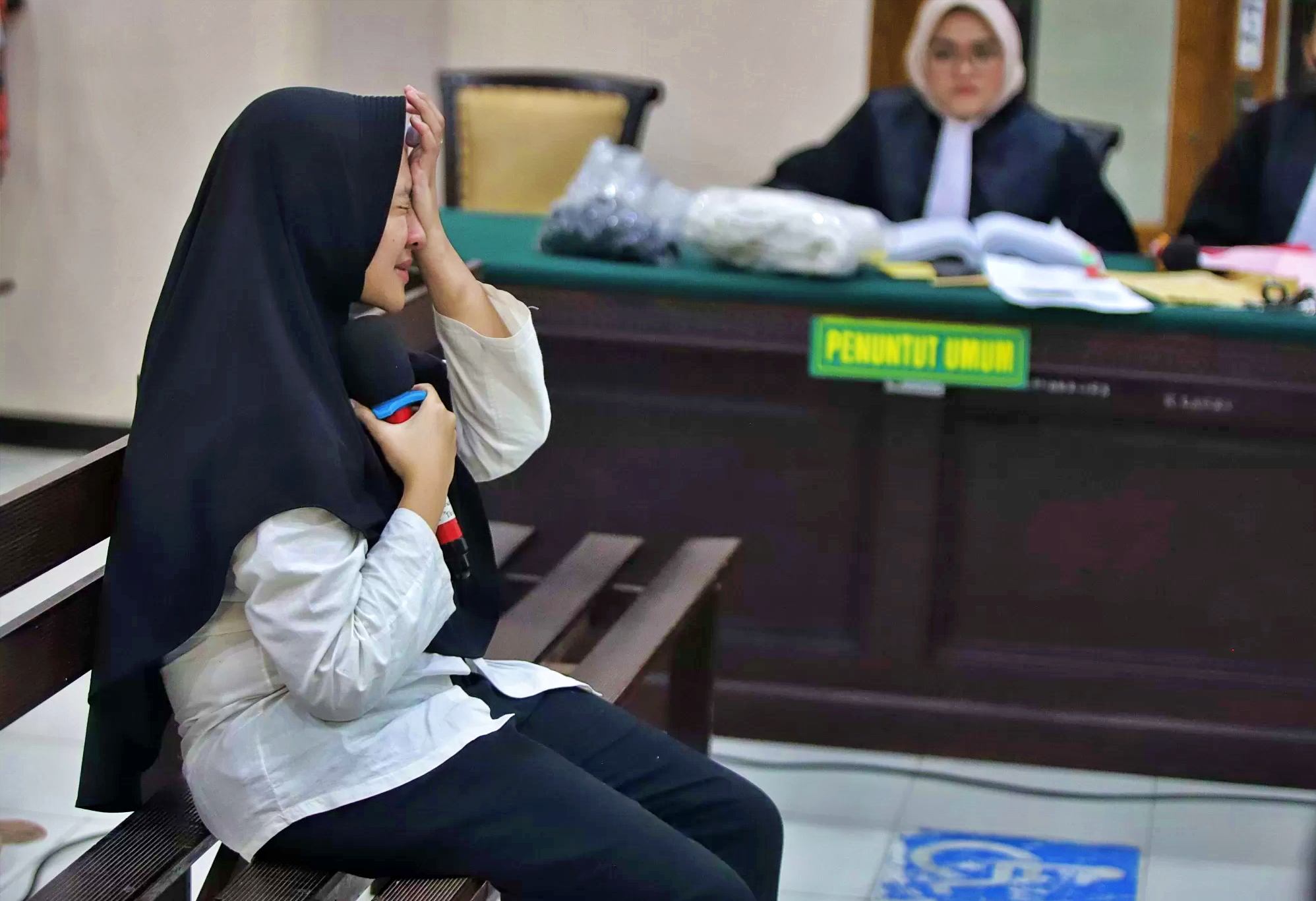 Polwan Briptu Fadhilatul Nikmah alias Dila menangis dihadapan majelis hakim saat diperiksa dalam persidangan kasus membakar suaminya_foto jawapos