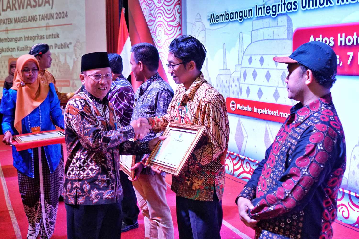Sekretaris Daerah Adi Waryanto didampingi Inspektorat Kabupaten Magelang Iwan Sutiarso saat membuka Larwasda sekaligus memberikan penghargaan kepada OPD dan Desa berprestasi.