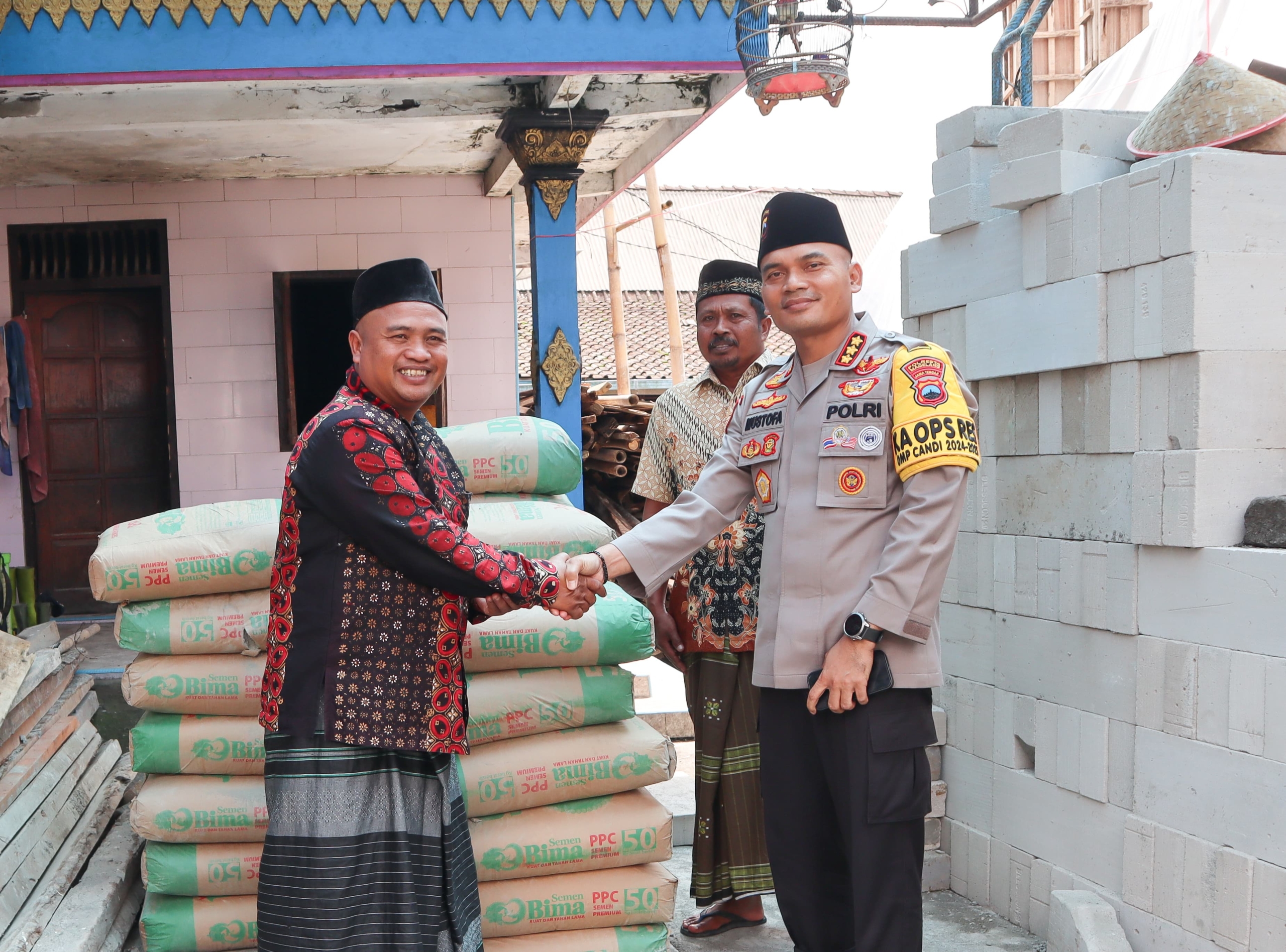 Bantu Pembangunan Masjid di Pakis, Kapolresta Magelang Sumbang Puluhan Sak Semen
