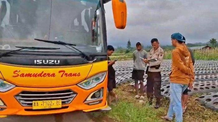 Bus Berisikan Rombongan Pendaki setelah dievakuasi dari lokasi tersesat di jalan pertanian di wonosobo