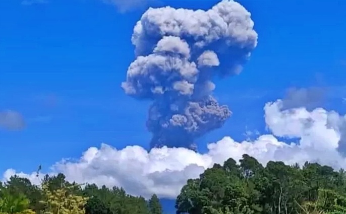 Gunung Raung erupsi dan 20 wisatawan terjebak