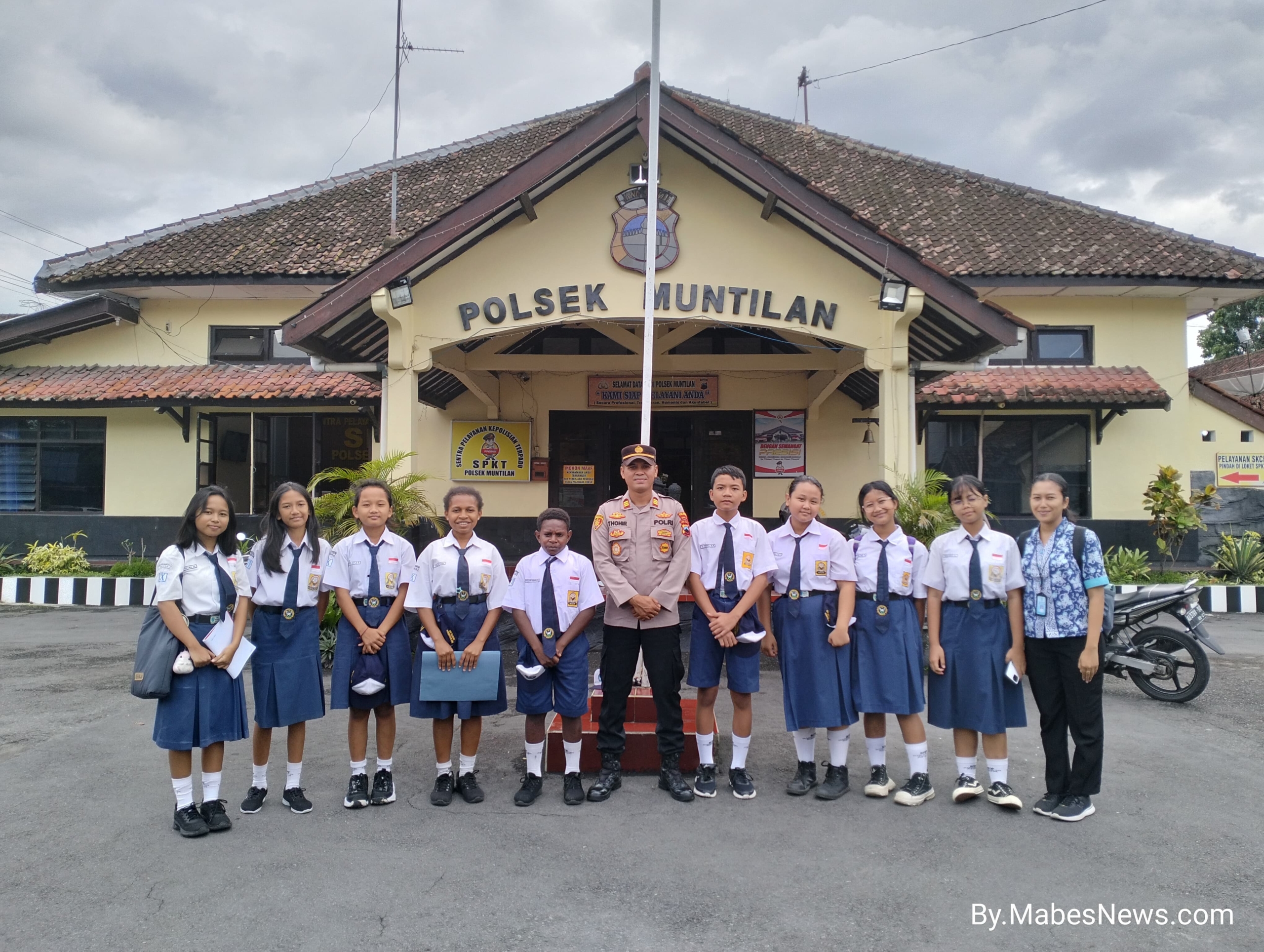 SMP Marganingsih Muntilan Kunjungan ke Polsek Muntilan, Belajar Tentang Peran Kepolisian