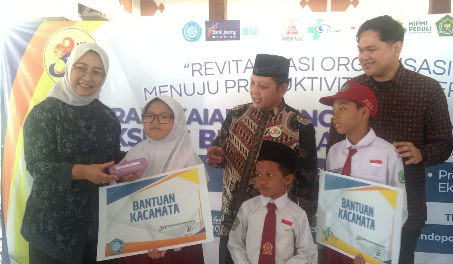 Rangkaian Peringatan HUT ke-30 KSPPS BMT BIMA Magelang, Serahkan Bantuan Kacamata-Beasiswa ke Ratusan Siswa
