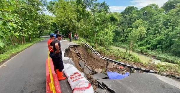Jalan Penghubung Magelang dengan Kulon Progo Longsor