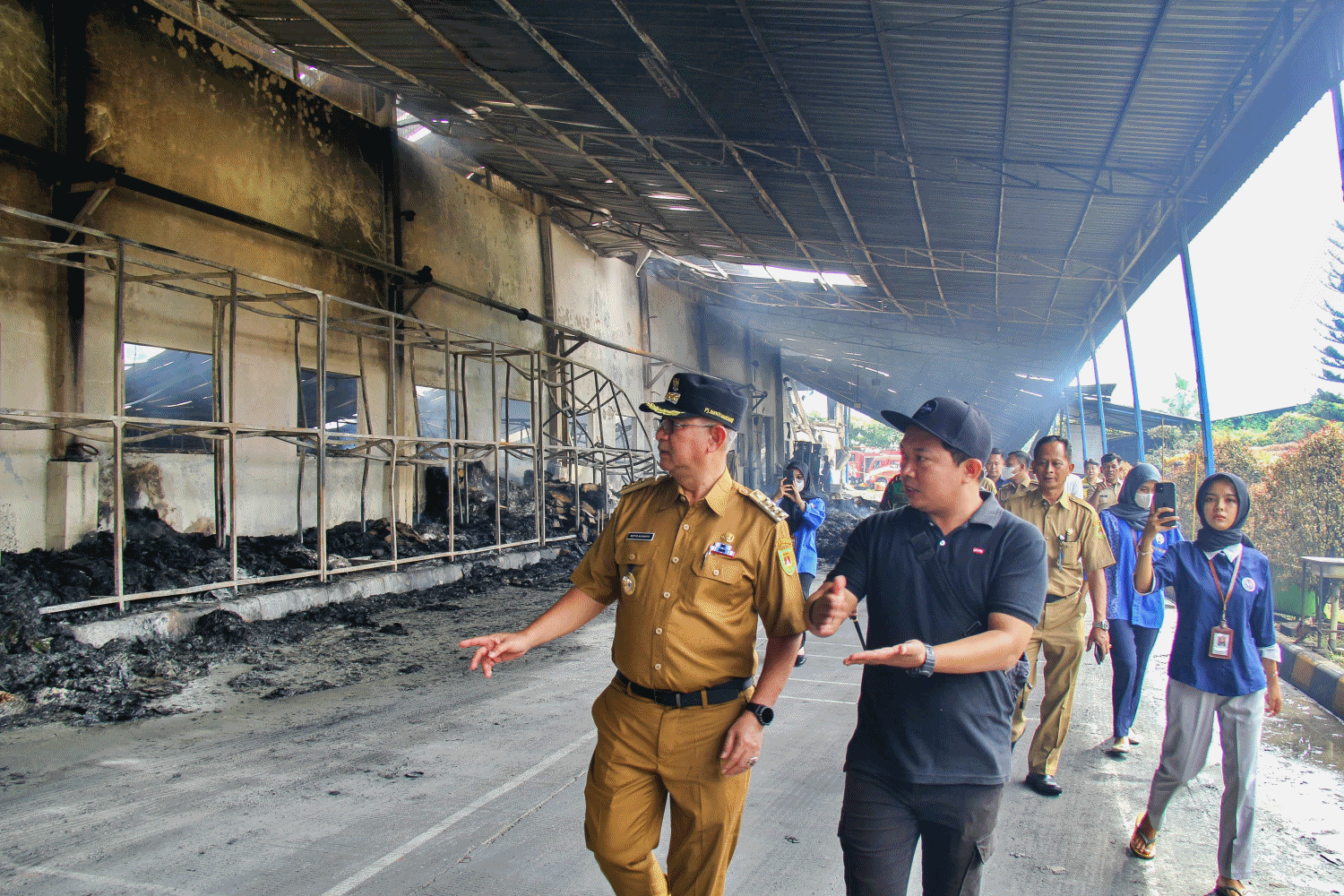 PJ Bupati Magelang saat meninjau Pabrik Garmen AAM di Tempuran yang terbakar