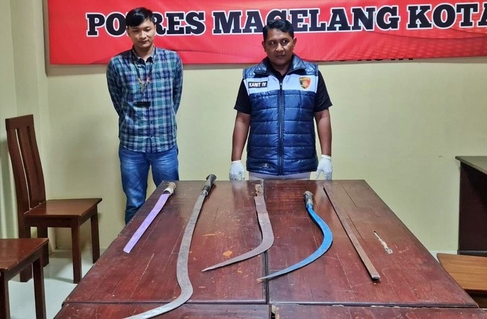 Petugas Kepolisian saat memperlihatkan barang bukti senjata tajam yang dibawa remaja yang hendak tawuran di Kota Magelang