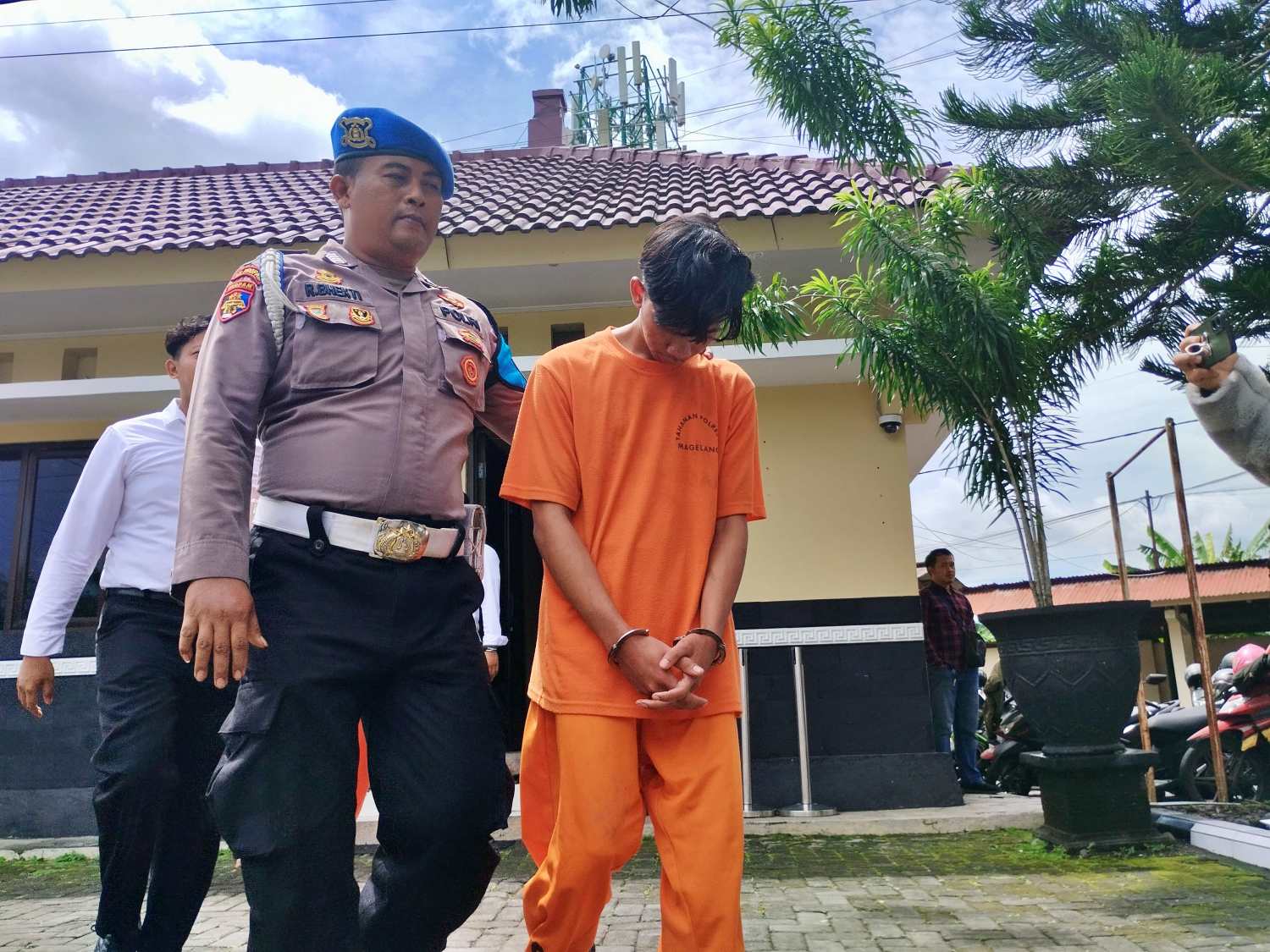 Satu tersangka kepemilikan senjata tajam yang akan tawuran di Secang Magelang_foto bsn