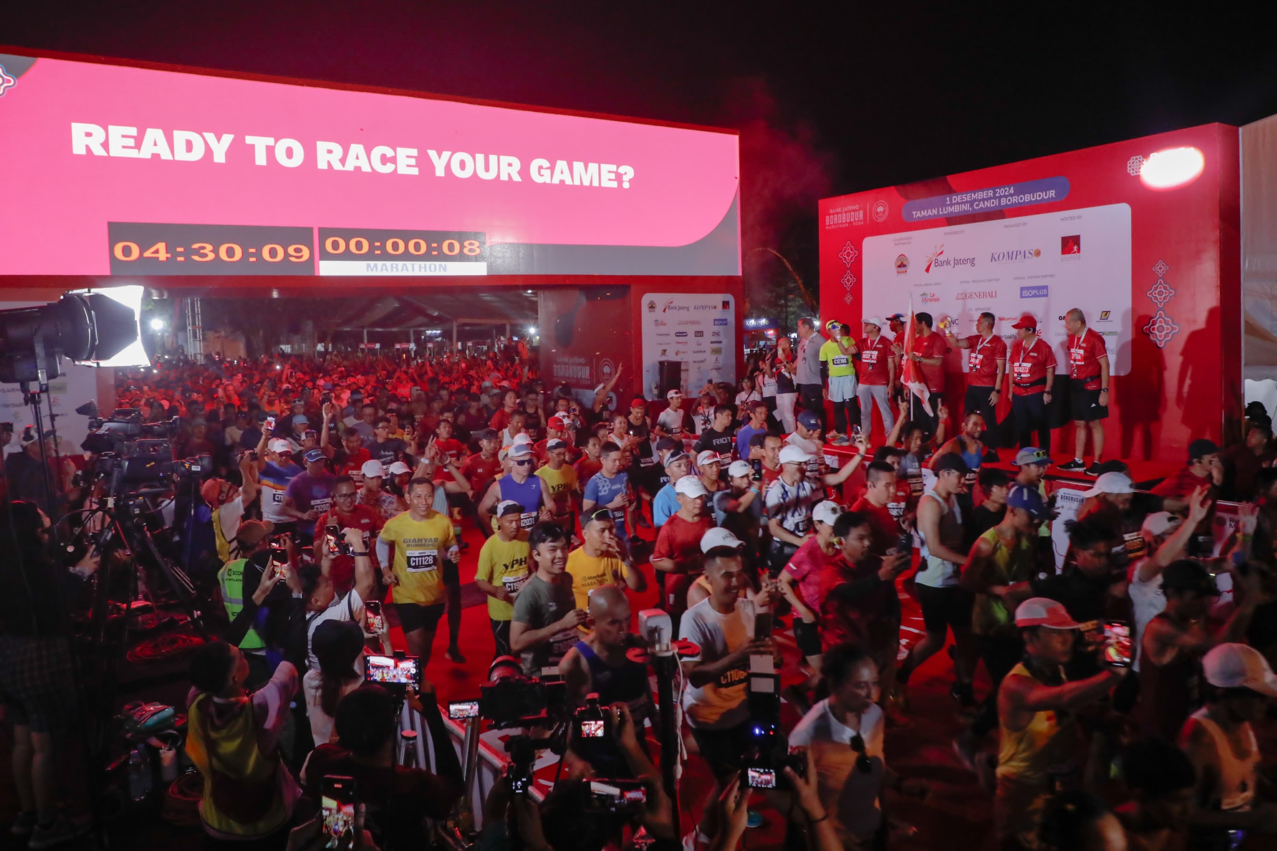 Sebanyak 2.150 orang pelari pada ajang Bank Jateng Borobudur Marathon 2024  untuk kategori marathon (42 km), melakukan start pukul 04.30 WIB, dari Taman Lumbini Candi Borobudur, Kabupaten Magelang, Minggu (1/12/2024). (foto: ist)