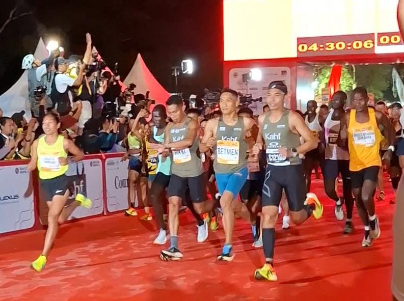 Ribuan pelari mengikuti Bank Jateng Borobudur Marathon 2024 di Taman Lumbini, Komplek Taman Wisata Candi Borobudur, Magelang pada Minggu (1/12/2024). (foto: mta)