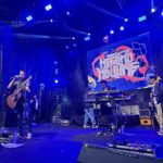 Band Ngatmombilung saat tampil di Luminous Journey New Year Party yang digelar di Drop Off Yudhistira Artos Mall Magelang pada 31 Desember 2024 malam. (Foto: ist)