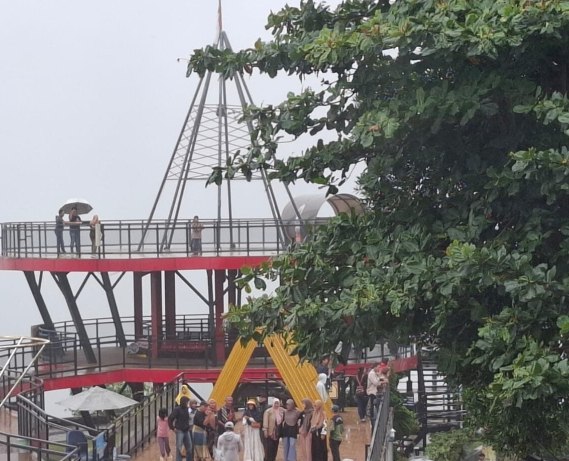 Sensasi Berwisata di Ketep Pass Magelang saat Berkabut, Liburan Makin Syahdu