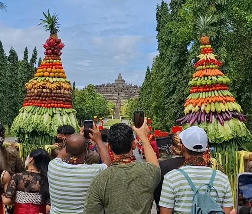 HUT Ke-3 InJourney, Tiga Wisatawan Candi Borobudur Dapat Kejutan Menarik