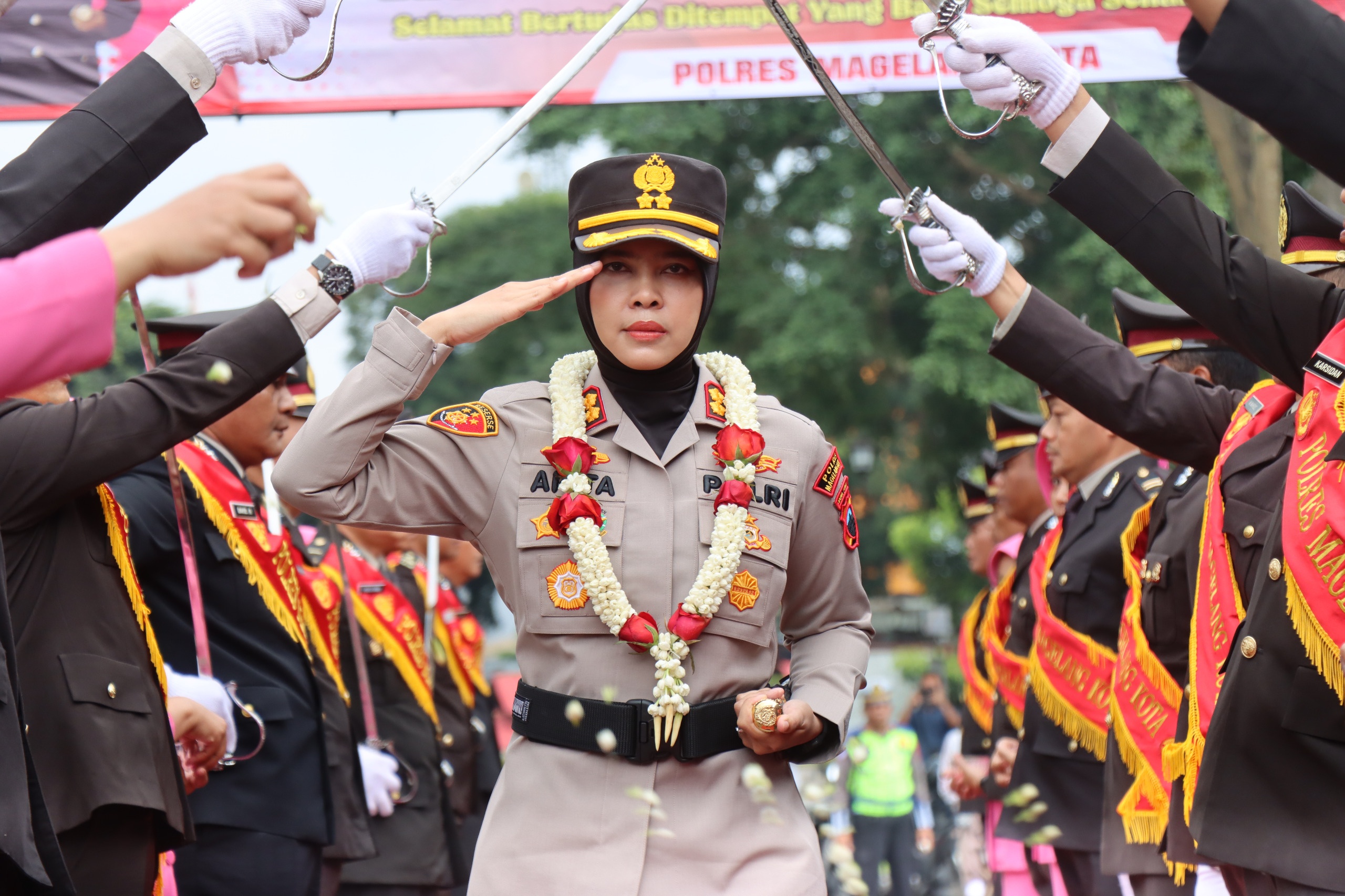 Disambut Tradisi Pedang Pora, AKBP Anita Indah Setyaningrum Resmi Jabat Kapolres Magelang Kota