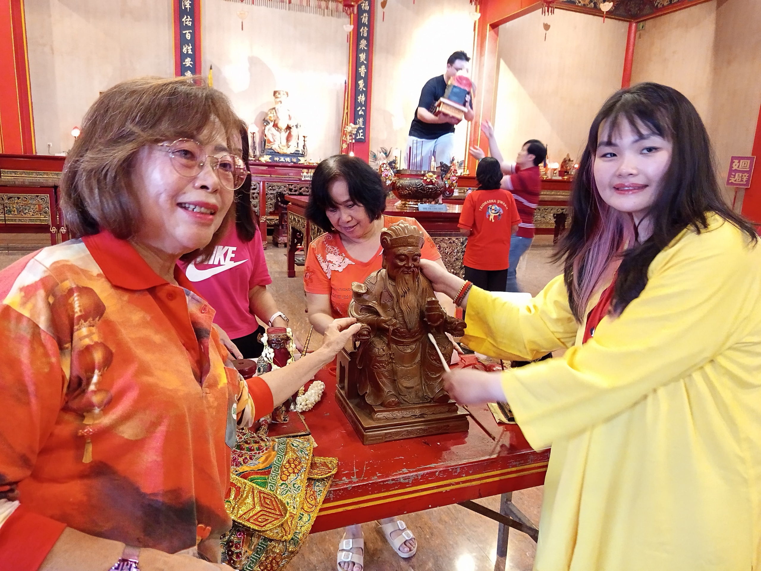 Jelang Imlek 2025, Patung Dewa-Dewi di TITD Liong Hok Bio Kota Magelang Dibersihkan