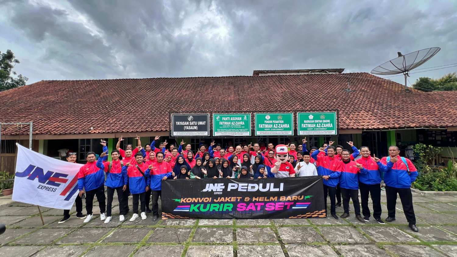 Konvoi jaket dan helm terbaru #KurirSATSETJNE sukses digelar oleh JNE