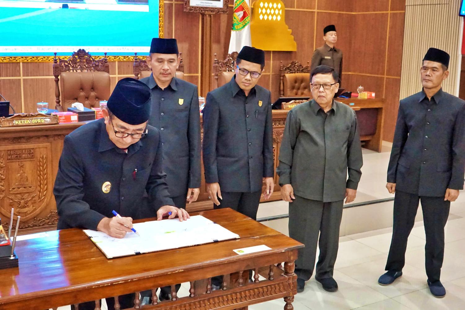 PJ Bupati Magelang tandatangani raperda yang disetujui DPRD Kabupaten Magelang