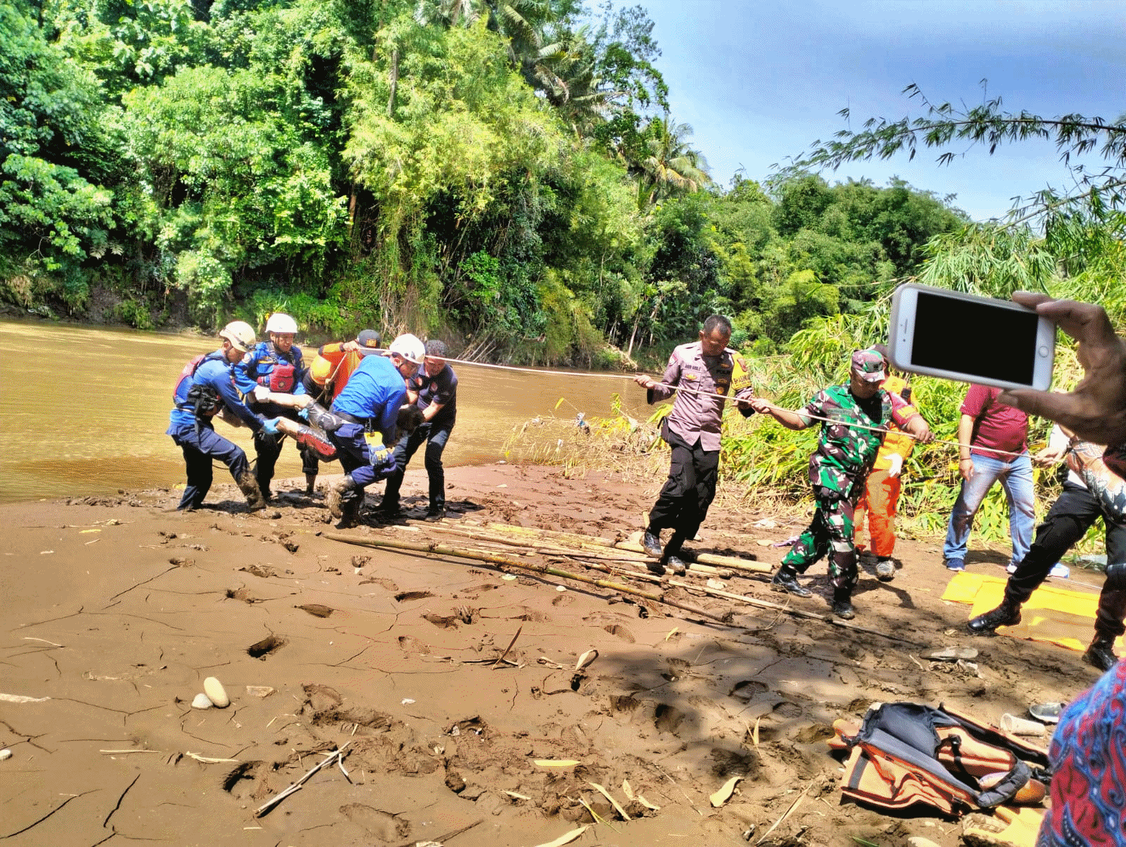 Petugas Damkar Kabupaten Magelang dan Kepolisian saat evakuasi mayat yang ditemukan di Sungai Progo Magelang