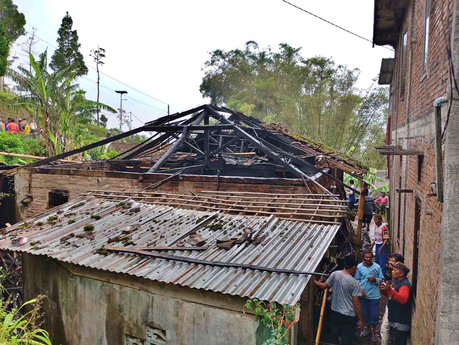 Sebuah rumah terbakar di Lereng Sumbing Magelang, Seorang nenek meninggal dunia