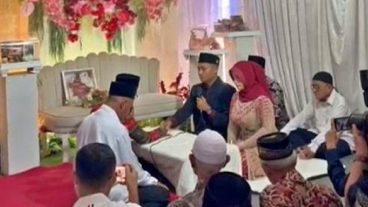 Bu Guru Salsa diisukan menikah
