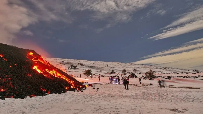 Gunung Berapi Etna Erupsi keluarkan lava pijar