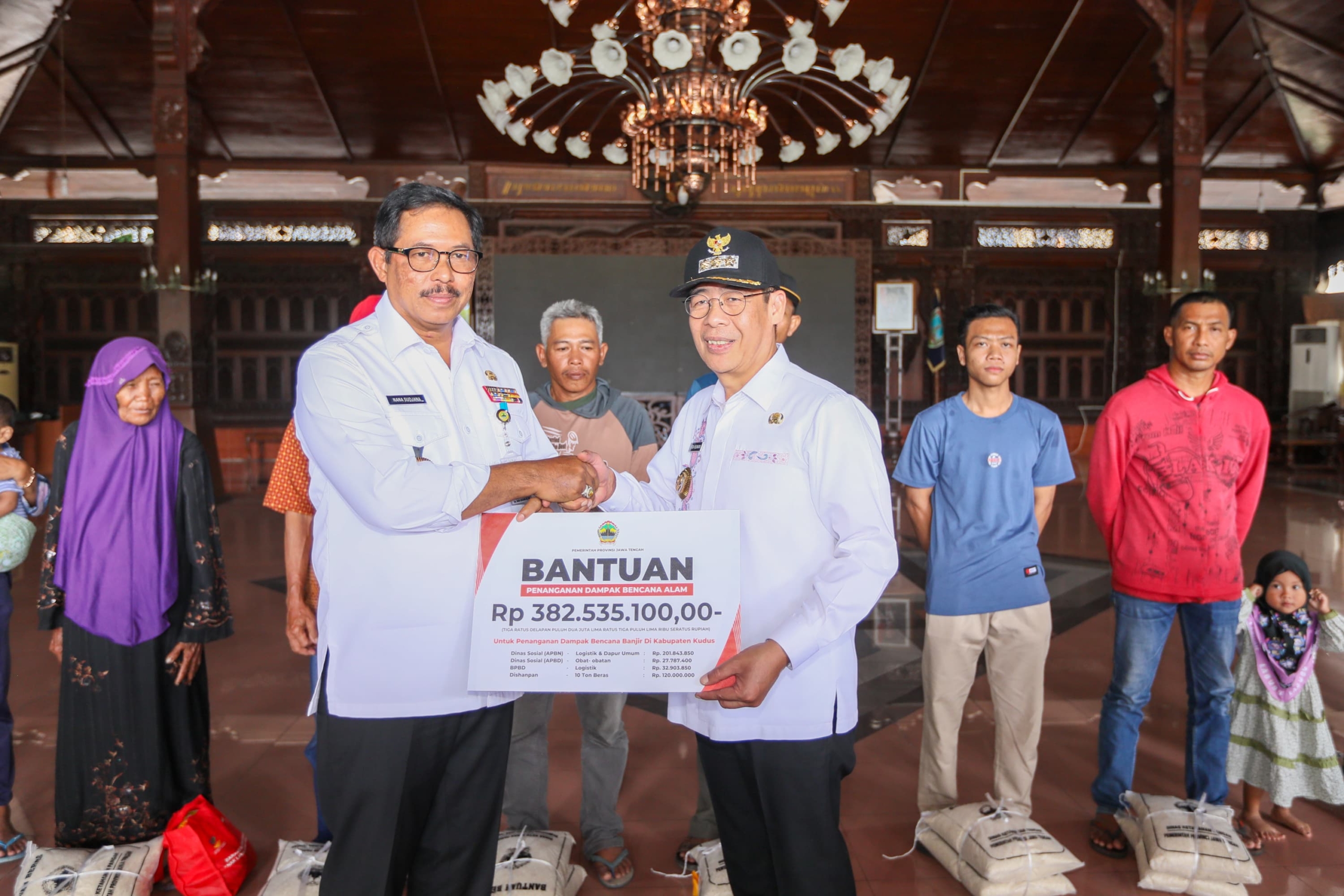 Nana Sudjana Salurkan Bantuan Penanganan Banjir Kudus Senilai Rp382 Juta