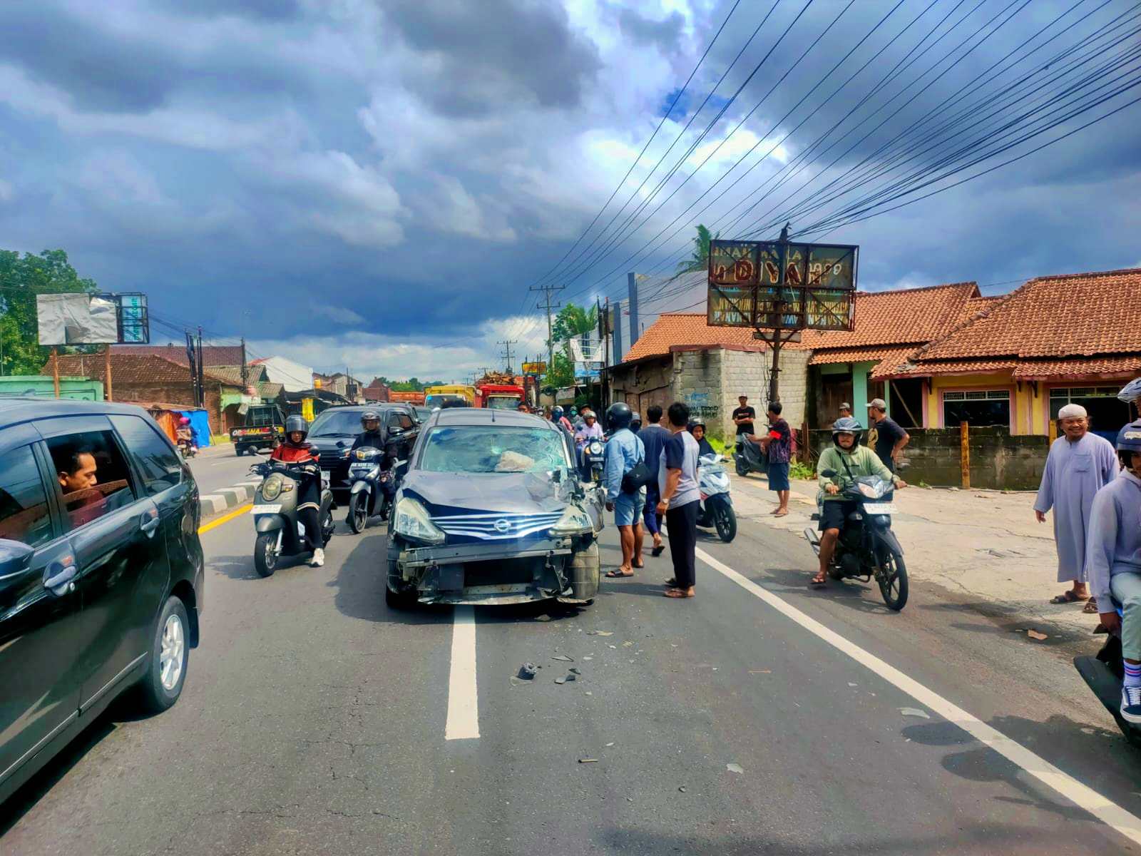 Kecelakaan Magelang Mobil Grand Livina tabrak truk di Pabelan