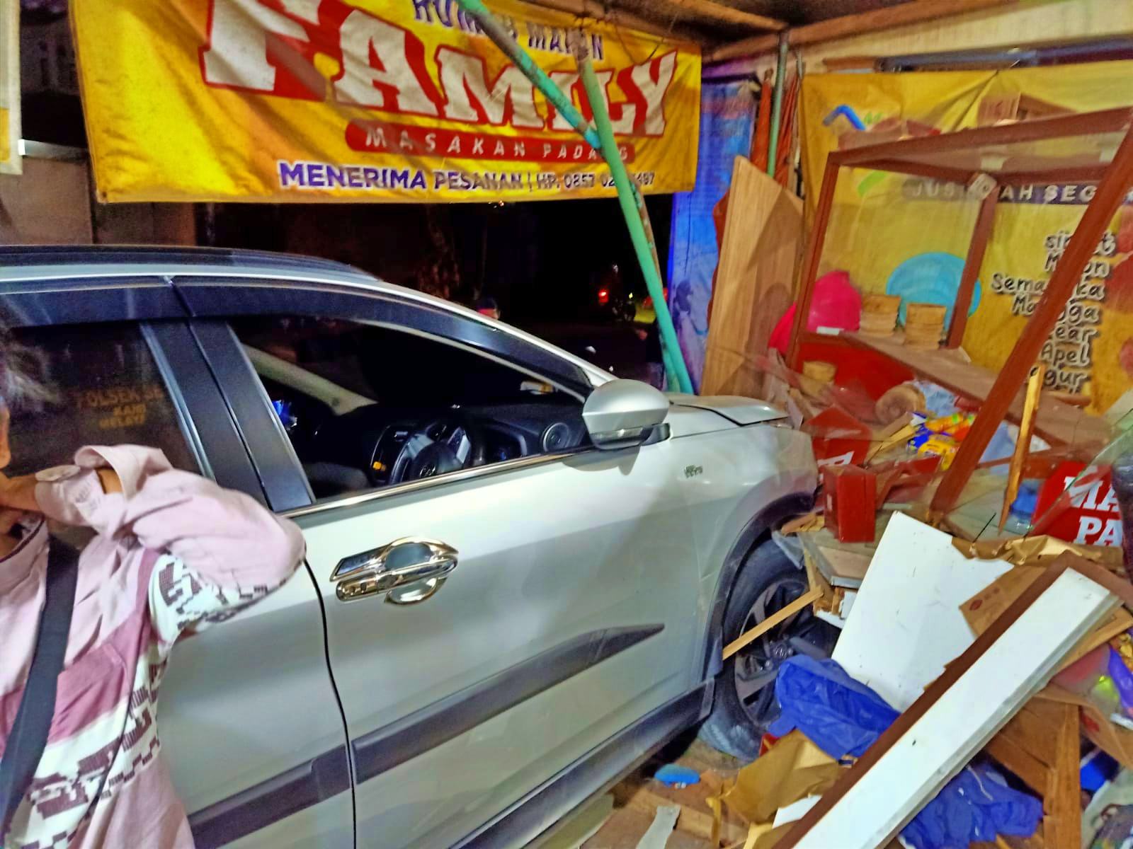 Kecelakaan Mobil tabrak 8 sepeda motor dan warung makan di Pucang Secang Magelang