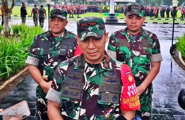 Komandan Korem atau Danrem 072 Pamungkas Brigjen TNI Bambang Sujarwo saat diwawancari awak media soal kunjungan Prabowo di Magelang