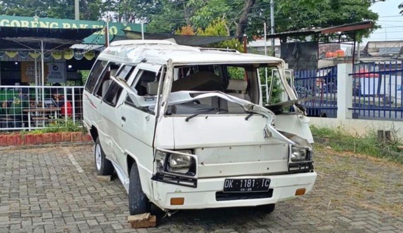 Kondisi mini bus yang berisi rombongan anak TK ditabrak truk di Semarang