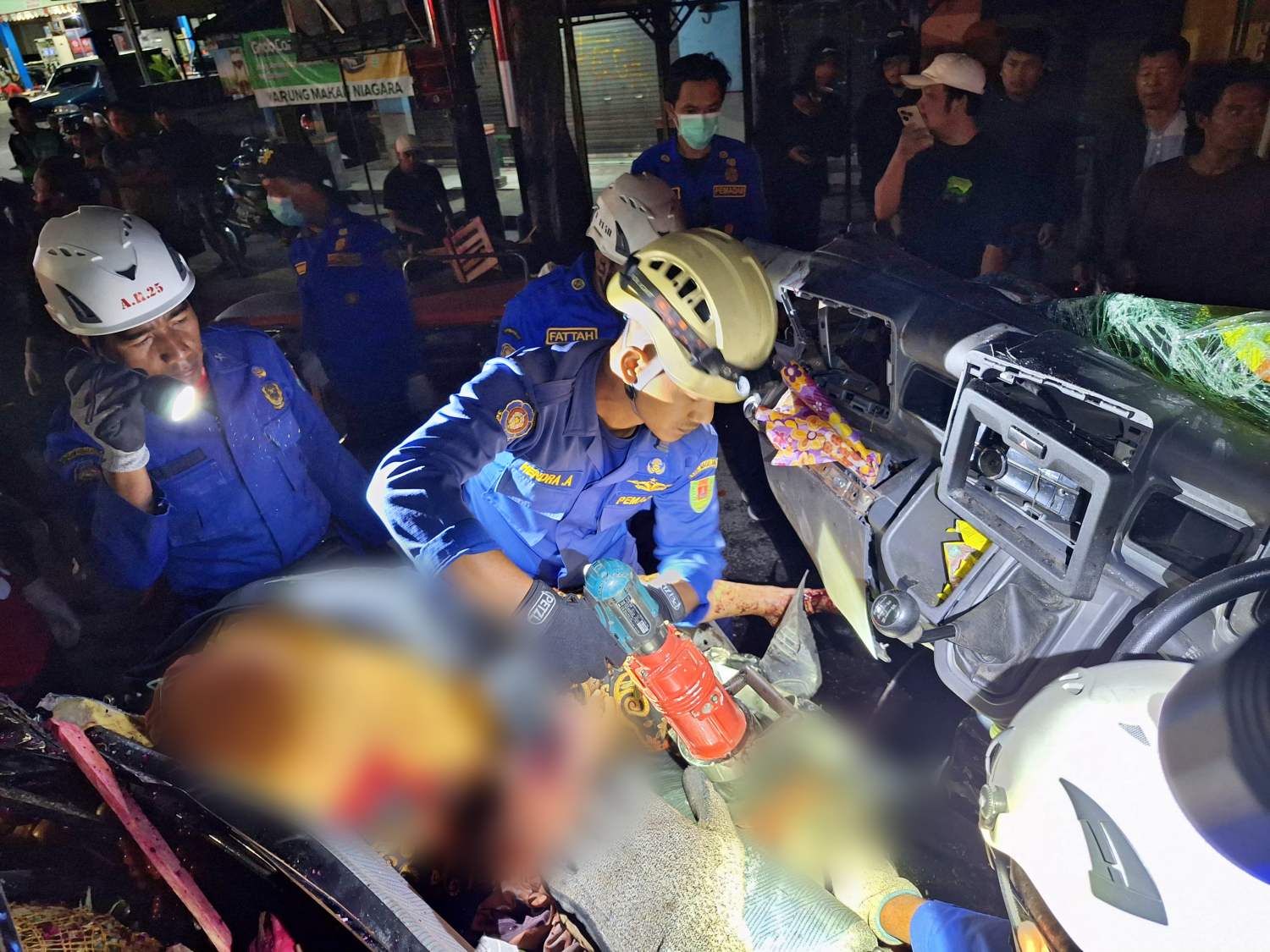 Petugas Damkar Kabupaten Magelang saat evakuasi korban kecelakaan mobil pick up yang terjepit di Ponggol Muntilan