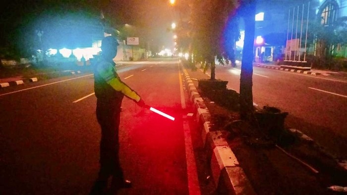 Petugas Satlantas Polresta Magelang saat oleh TKP kecelakaan di Mertoyudan Magelang sebabkan 1 orang meninggal dunia