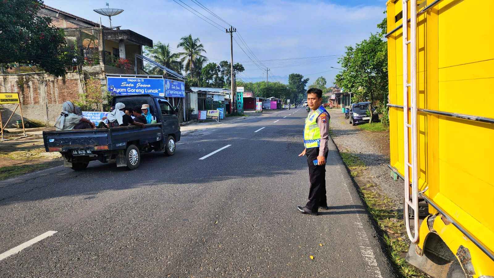 Petugas Satlantas Polresta Magelang saat oleh TKP kecelakaan di Tempuran Magelang