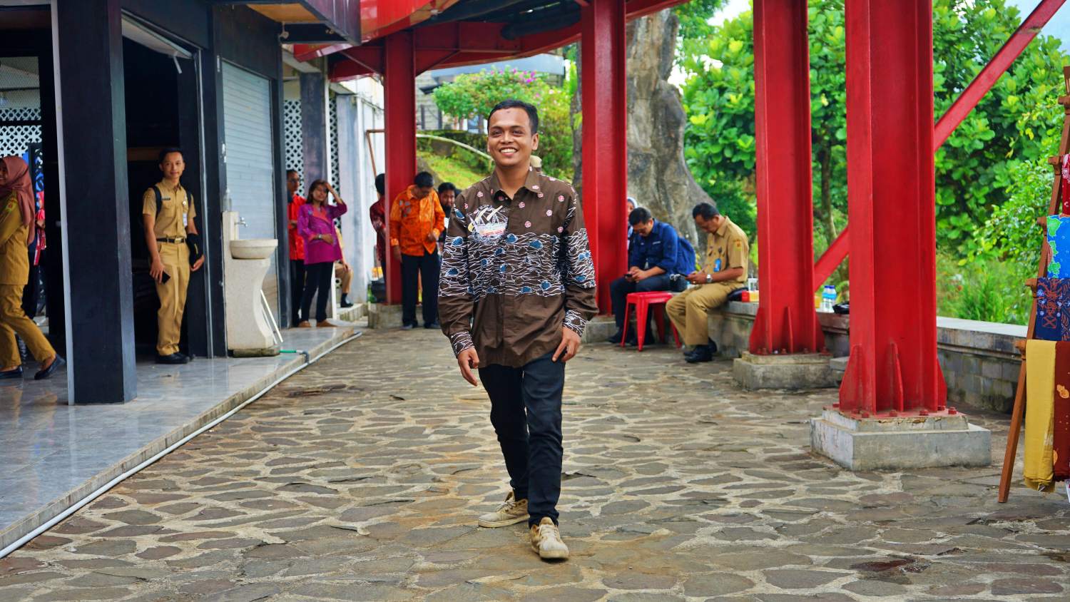 Salah satu wartawan anggota PWI Kabupaten Magelang fashion show batik khas Magelang di puncak acara HPN ke 79