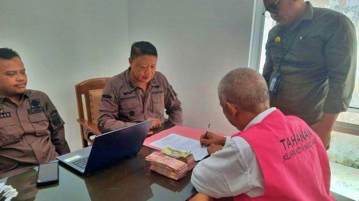 Seorang tersangka saat mengembalikan uang pengganti atas kasus korupsi dana kapitasi di Puskesmas Magelang Utara_dok Kejari Kota Magelang