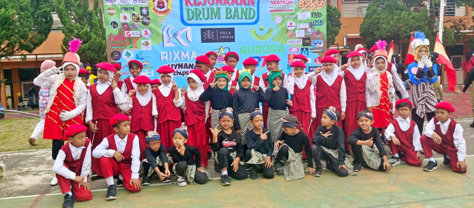 Tim Drumband MI Ma'arif Plus Kuncen Seloboro sukses membawa 4 Trophy