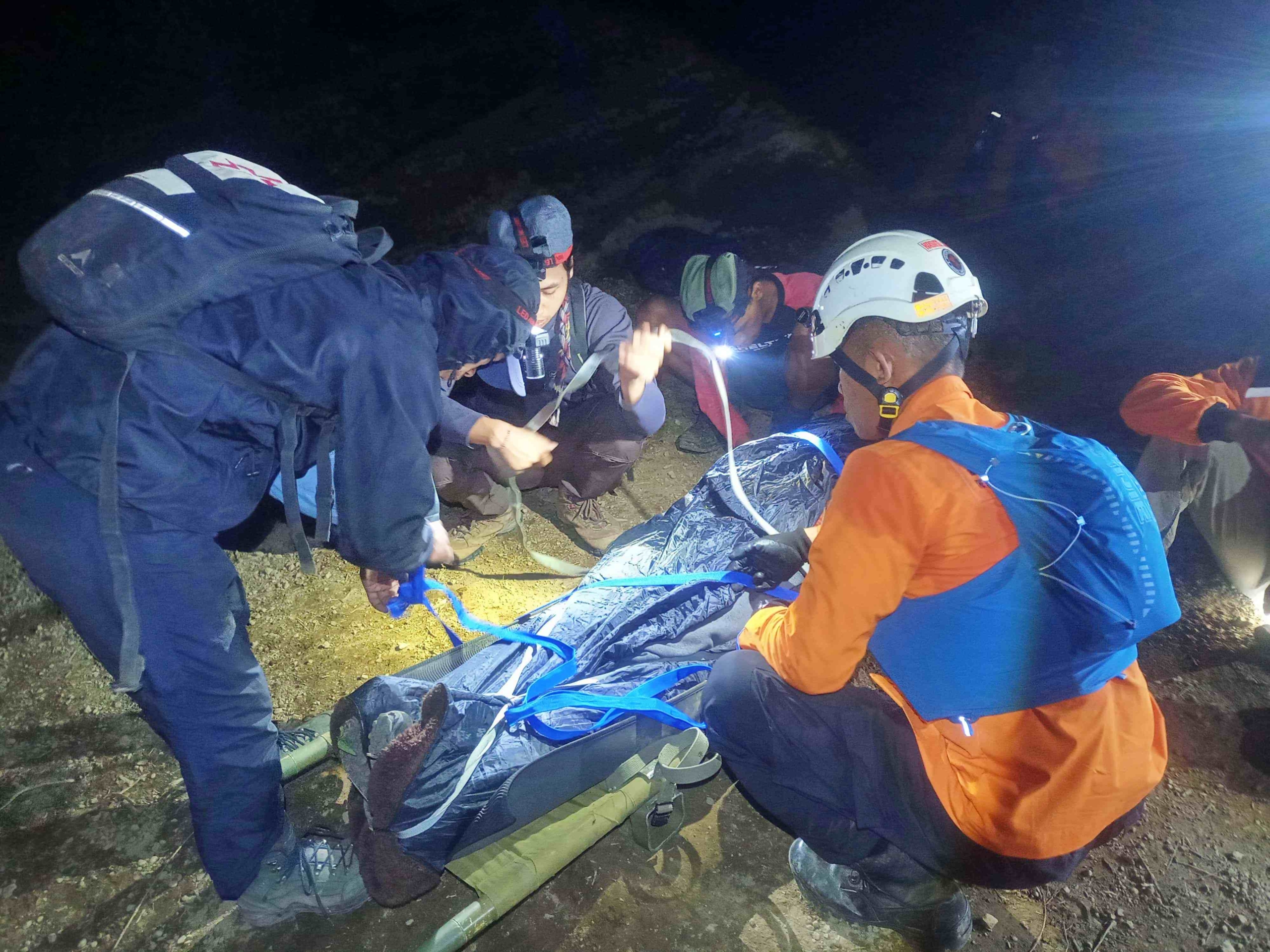 Tim SAR melakukan evakuasi pendaki tektok yang mengalami hipotermia