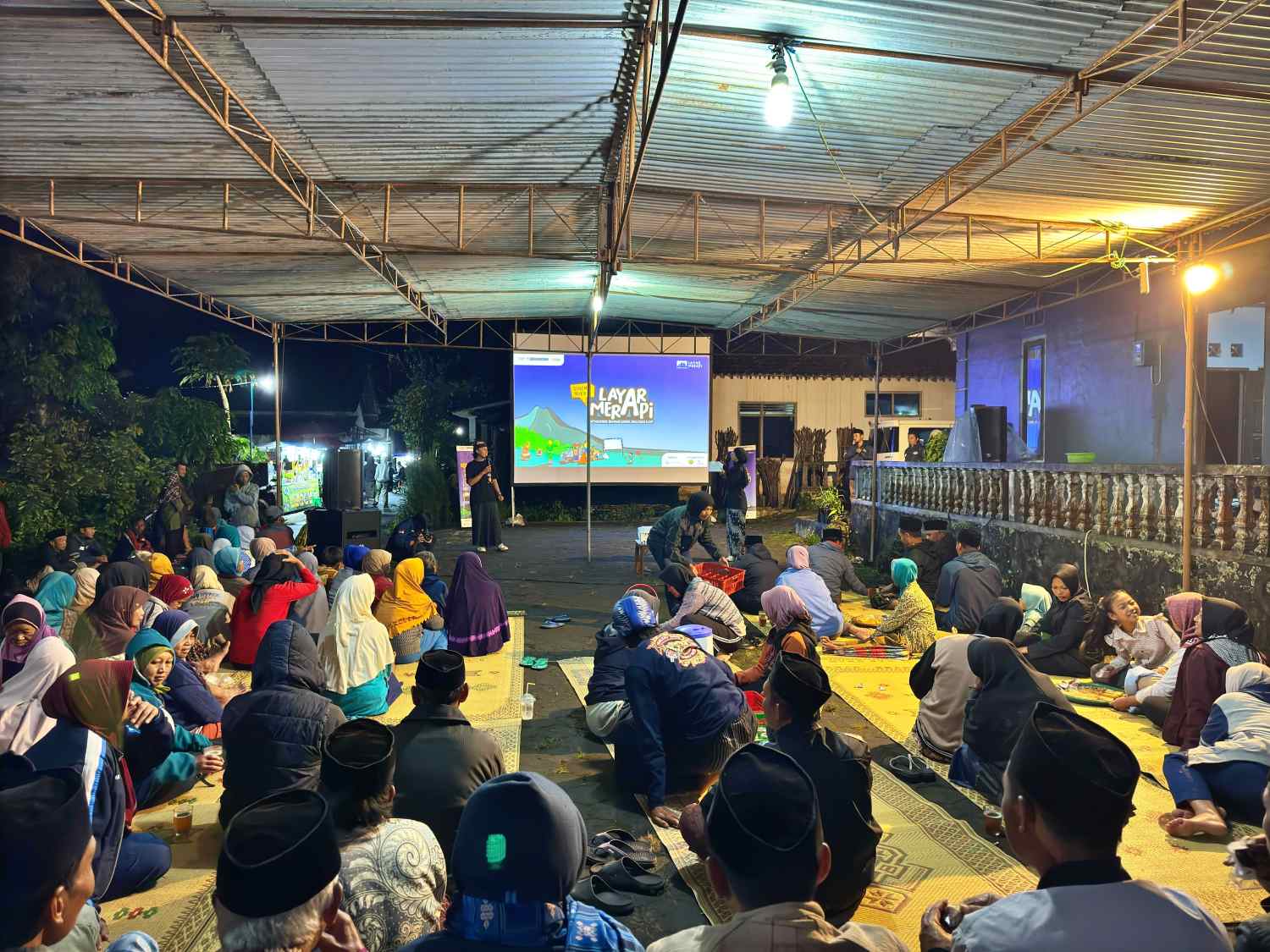 Warga Lereng Merapi saat menyaksikan pemutaran film layar merapi di Dukun Magelang