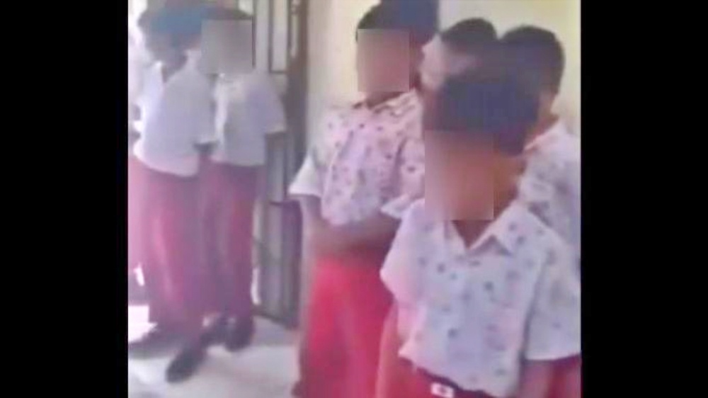 Tangkap layar sejumlah siswa SD tertunduk saat iinterogasi guru di sekolah, karena diduga telah meracik minuman keras (miras) oplosan "Es Moni"