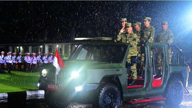 Presiden Prabowo Subianto melakukan pemeriksaan pasukan saat Parade Senja di acara Retret AKMIL Magelang_foto BPMI Setpres