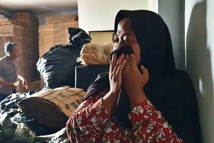 tangis Yuli tak tahu bekerja sebagai admin di gudang Oli Palsu_foto kompas