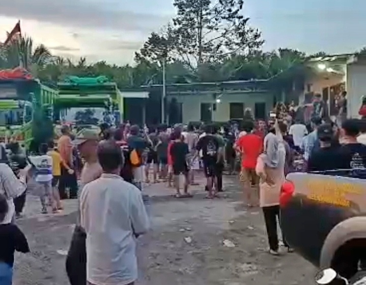 tangkapan layar video warga Srumbung Magelang turu ke jalan tolak truk tronton