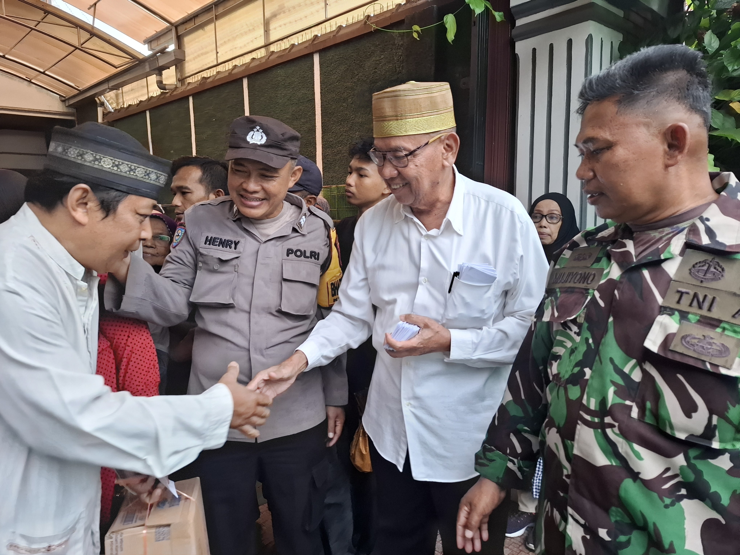 Berbagi Berkah di Ramadan, Djangkung Sujarwadi Berikan Sembako ke Tetangga di Magelang