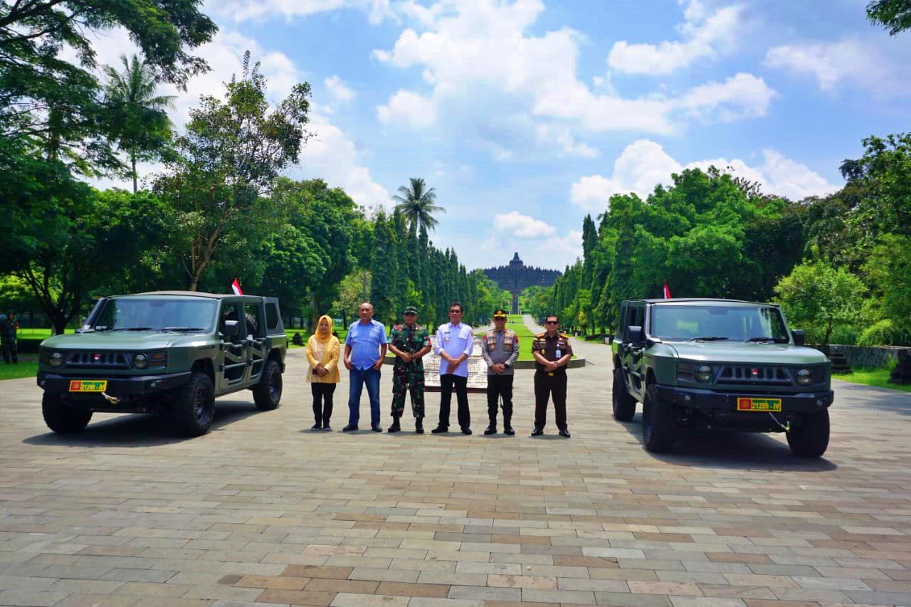 Bupati Magelang, Dandim 0708 Magelang, Kapolresta Magelang dan pejabat lainnya foto bersama mobil maung milik Kodim 0708