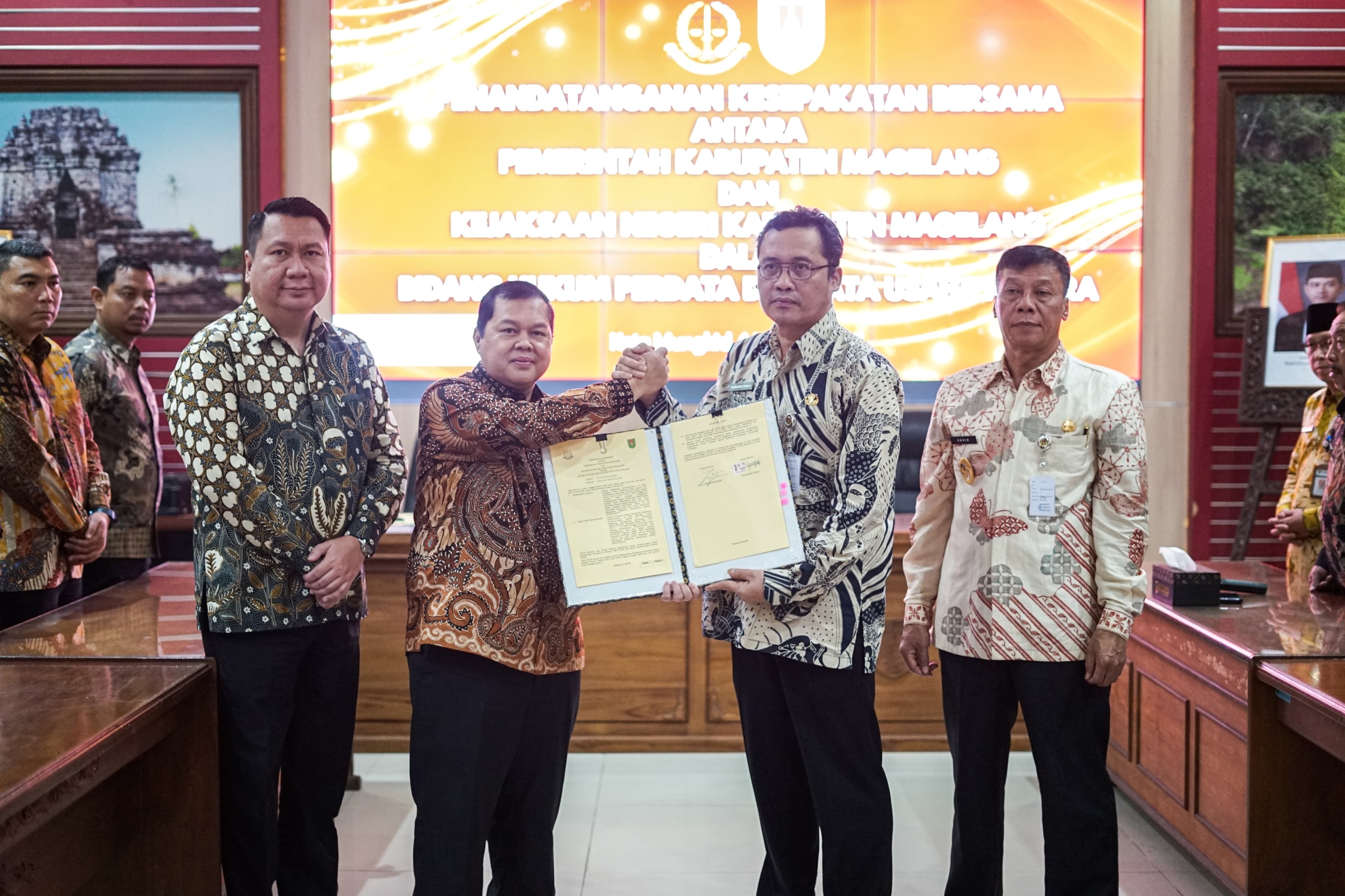 Bupati Magelang Grengseng Pamuji dan Kepala Kejaksaan Negeri Kabupaten Magelang, Zein Yusri Munggaran saat menandatangani MoU Kerja Sama Bidang Hukum Perdata dan Tata Usaha.