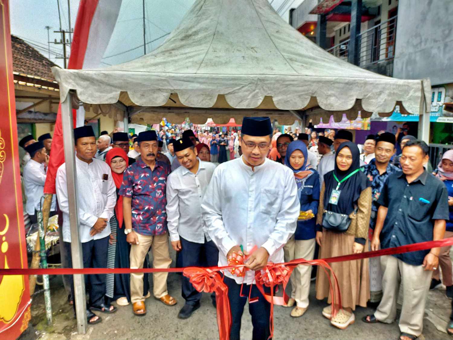 Bupati Magelang Grengseng Pamuji saat membuka Kampung Ramadhan di Secang