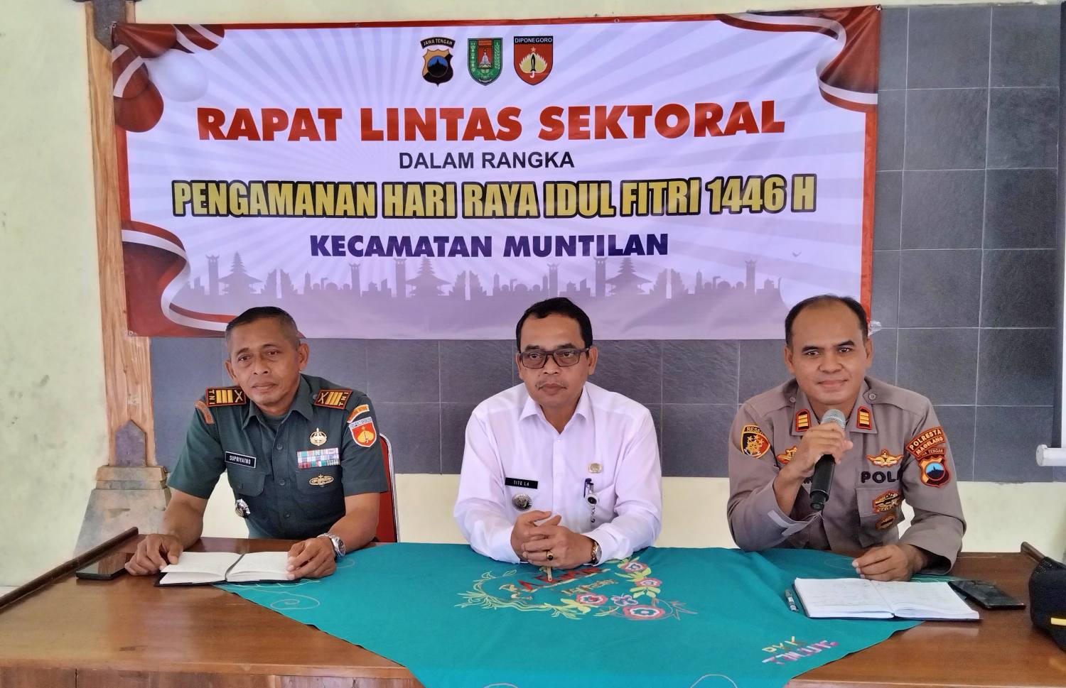 Danramil, Camat dan Kapolsek Muntilan saat rapat lintas sektoral pengamanan hari raya idul fitri dan khususnya Malam Takbiran