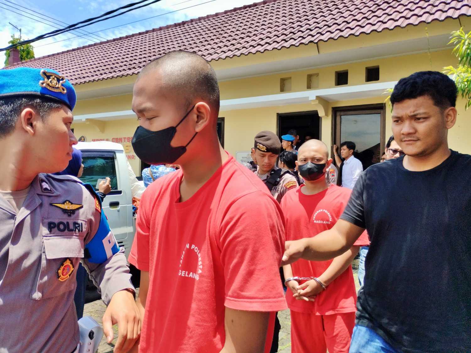 Dua pelajar edarkan narkoba di Magelang dengan baju tahanan berwarna merah_foto bsn