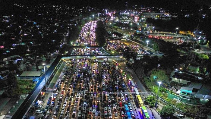 Foto udara kepadatan kendaraan mudik