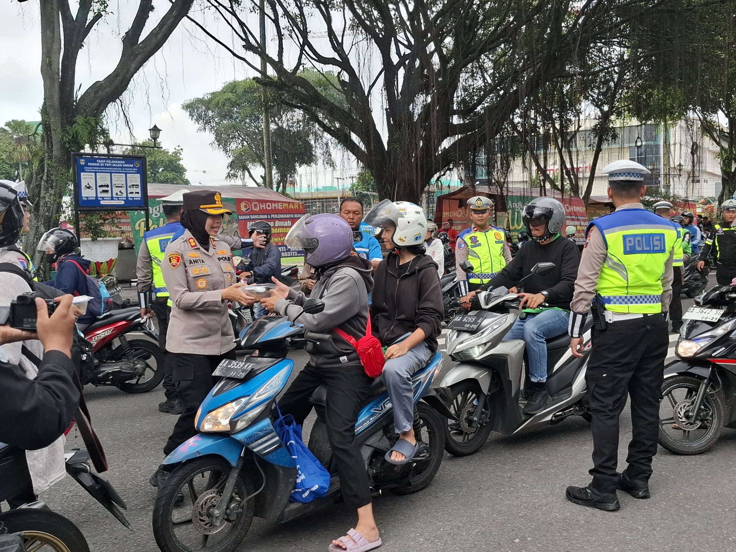 Bagikan Ratusan Takjil, Polres Magelang Kota Imbau Warga Jaga Kamtibmas Selama Ramadan